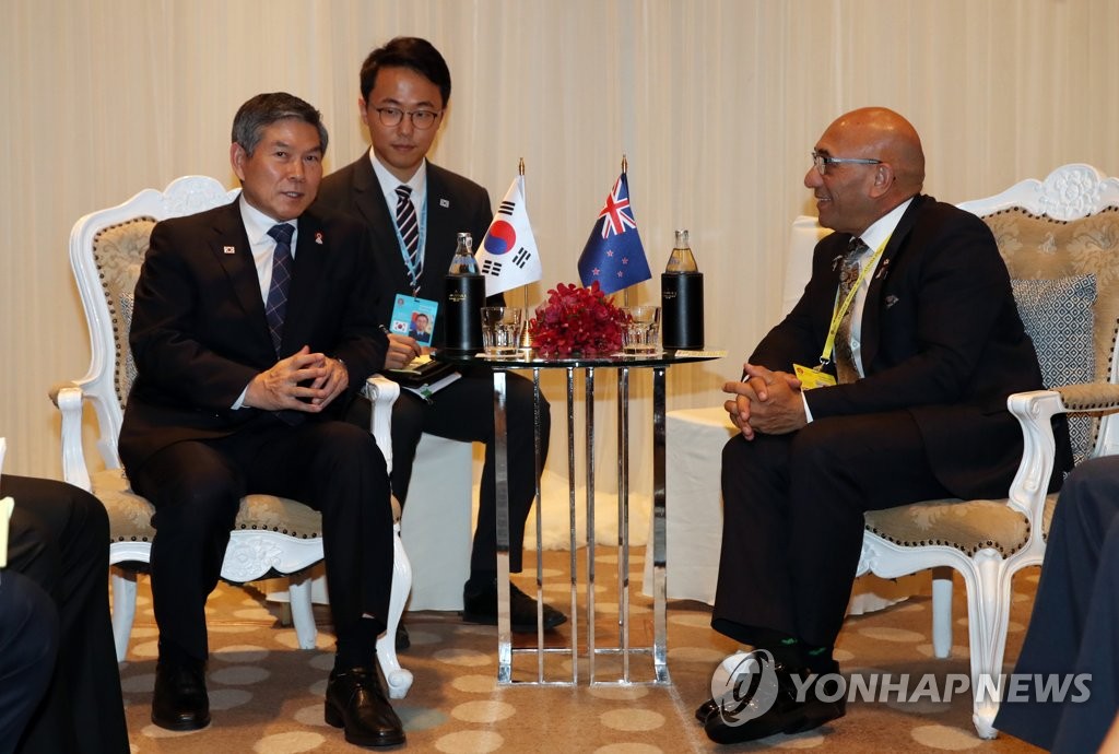 Defense ministers of S. Korea, New Zealand hold talks in Bangkok Defense ministers of S. Korea, New Zealand hold talks in Bangkok