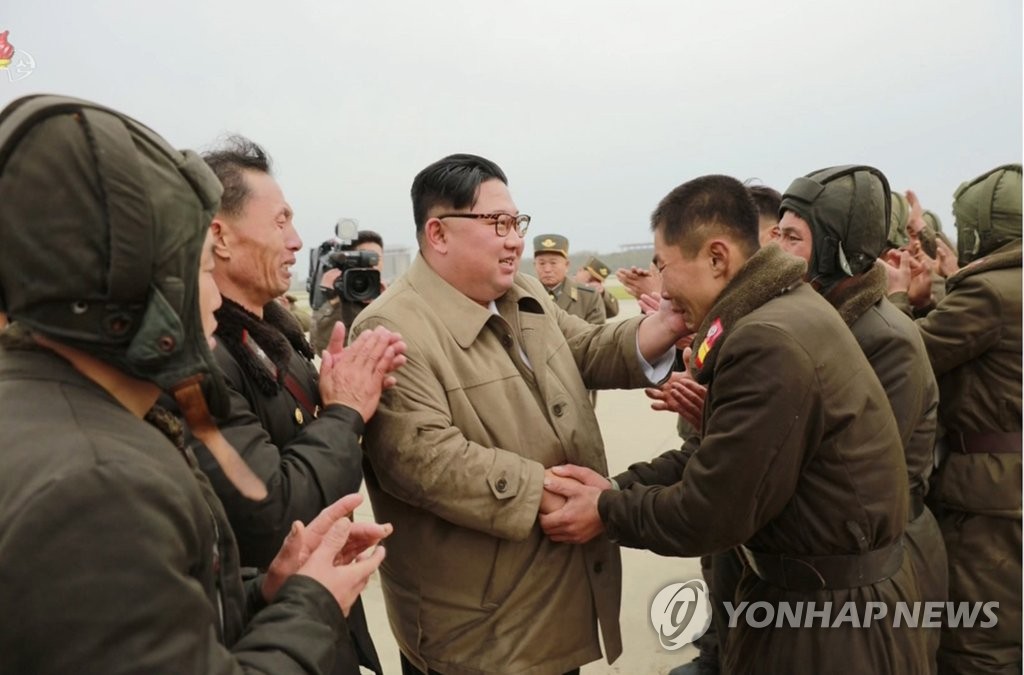 북한군 낙하산 침투훈련 참관한 김정은 북한 국무위원장