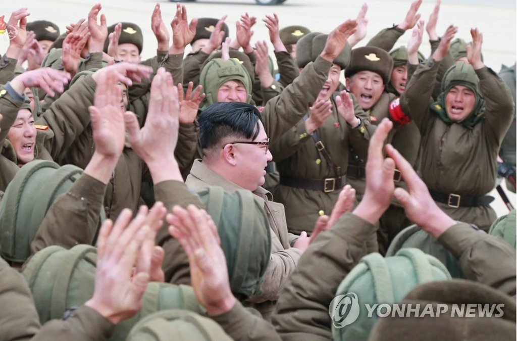 북한군 낙하산 침투훈련 참관한 김정은 북한 국무위원장