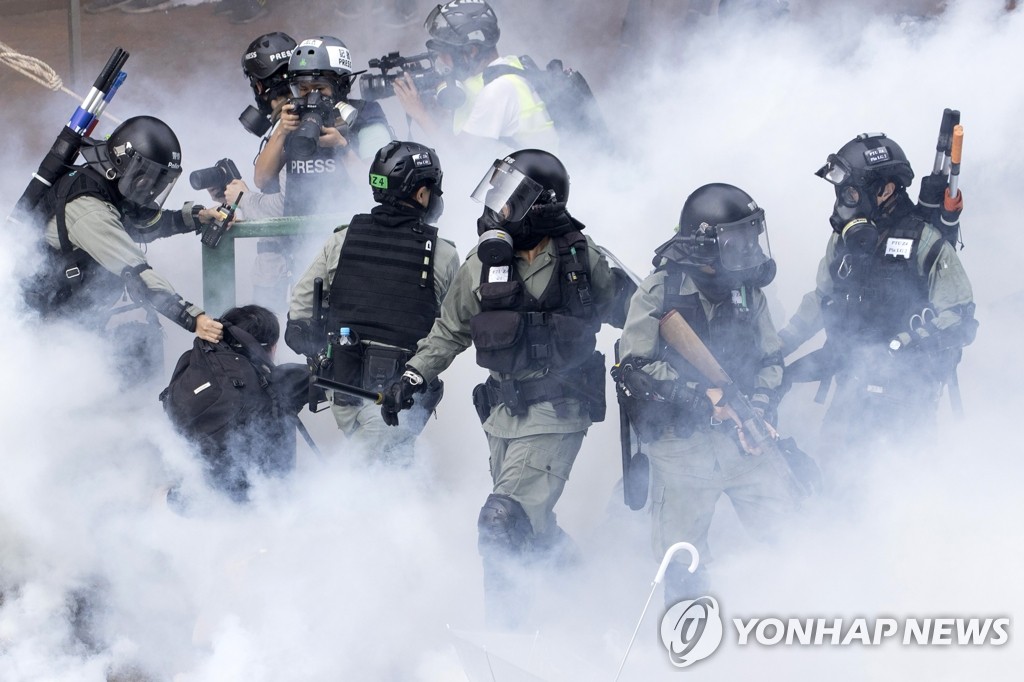 홍콩 경찰, 시위대 '최후 보루' 이공대 진입…400명 넘게 체포