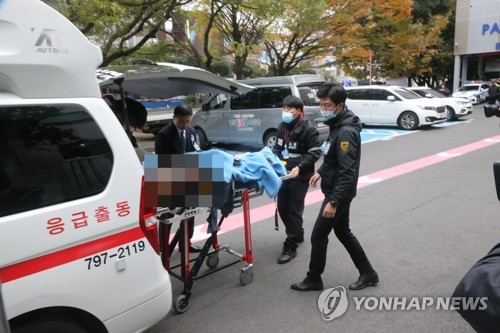 병원으로 옮겨지는 제주 화재선박 선원