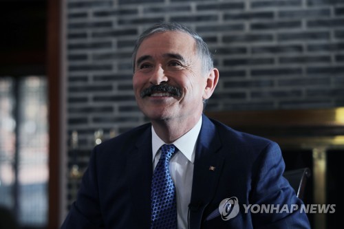 미소짓는 해리 해리스 미대사