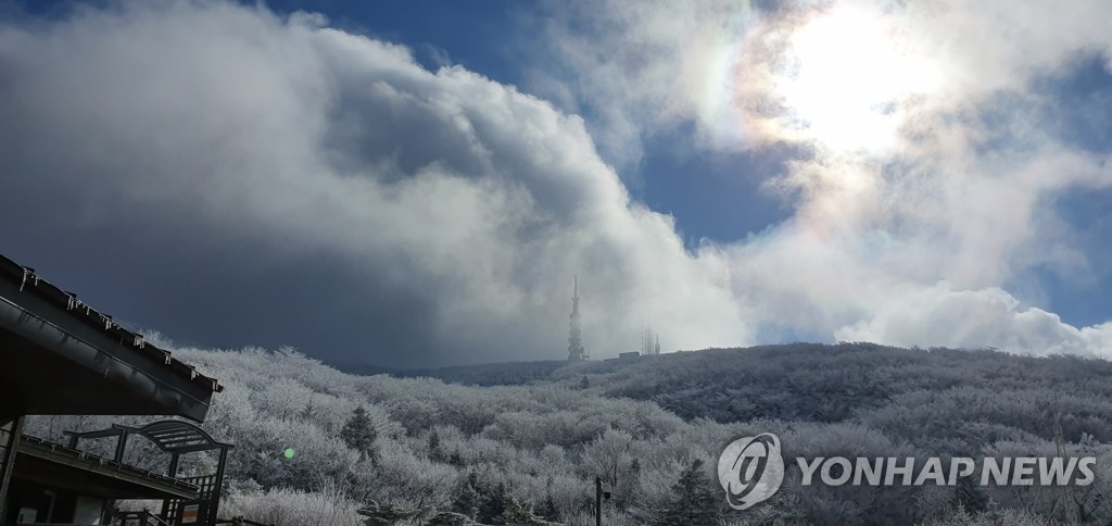 El pico Nogodan cubierto de nieve El pico Nogodan cubierto de nieve