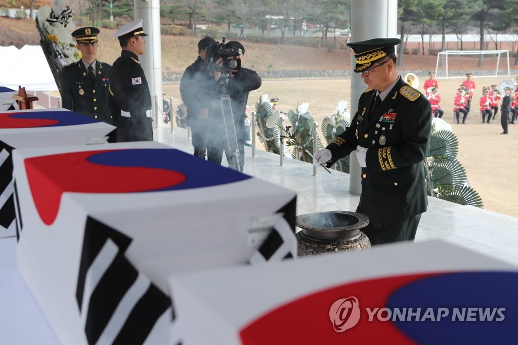 헌화하는 황대일 1군단장