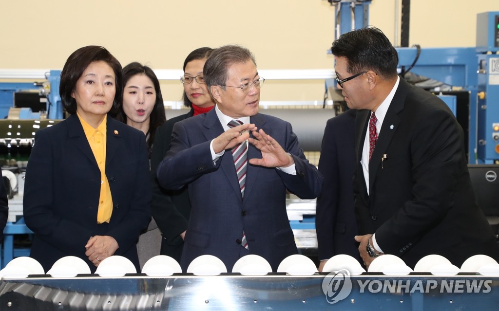 문 대통령, 300mm 웨이퍼 절삭 공정 시찰