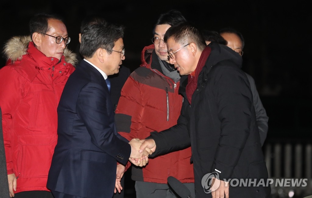 황교안에 지소미아 연기 관련 설명하는 강기정