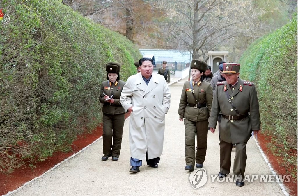 북한 김정은 위원장, 서부전선 여성중대 시찰