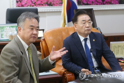 제주도의회 방문한 송재호 위원장
