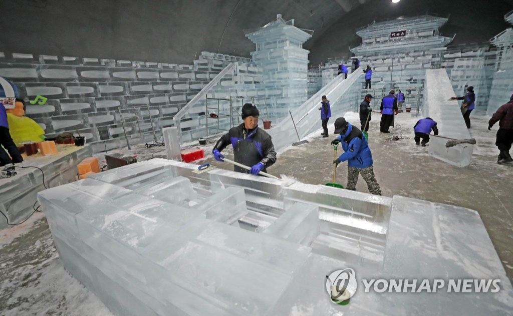 겨울축제장 얼음조각 제작 한창
