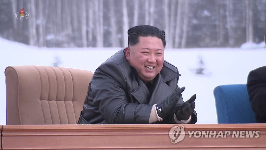검은색 가죽재킷·가죽장갑 차림으로 삼지연 찾은 북한 김정은