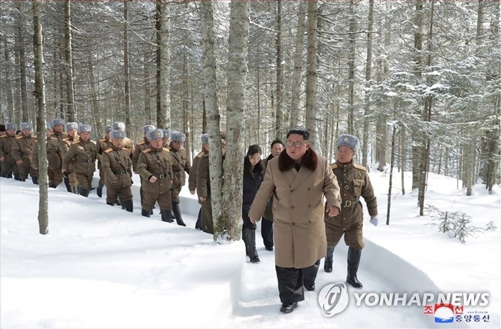 김정은, 군 간부들과 함께 백두산 등정·혁명전적지 시찰