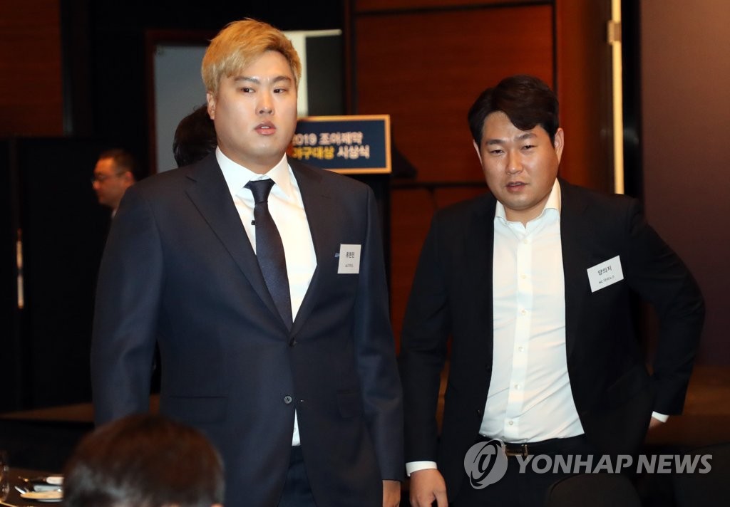 South Korean major league pitcher Ryu Hyun-jin (L) attends a baseball awards ceremony held in Seoul on Dec. 4, 2019. (Yonhap)