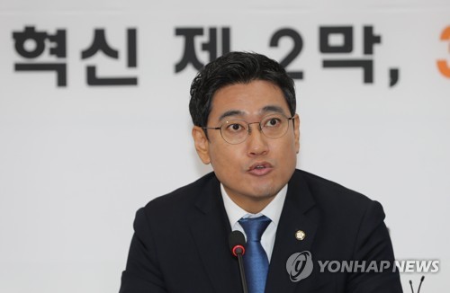 변혁 회의에서 발언하는 오신환