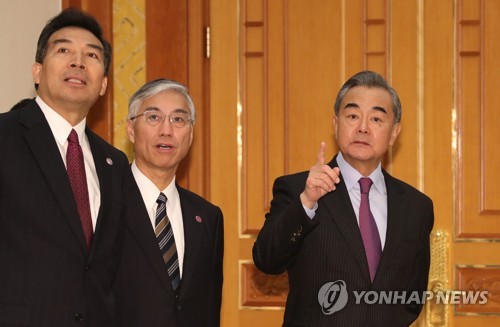 문 대통령 예방한 왕이 중국 외교부장