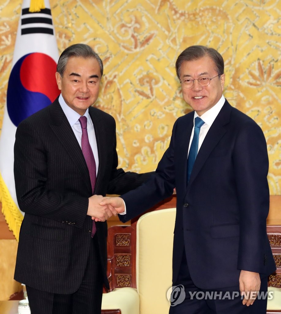 문 대통령과 왕이 중국 외교부장