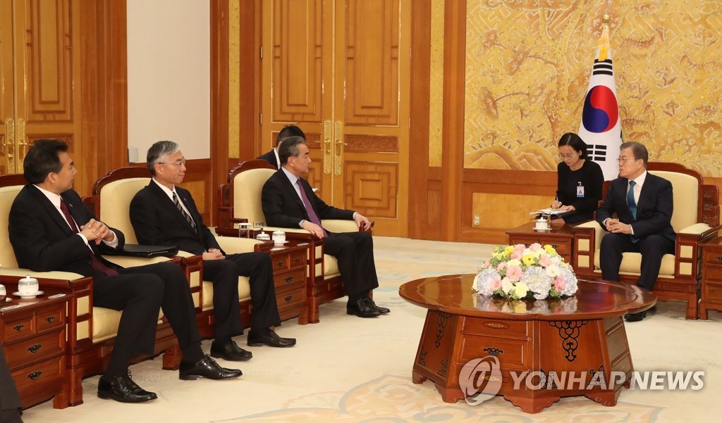 문 대통령, 왕이 중국 외교부장 접견