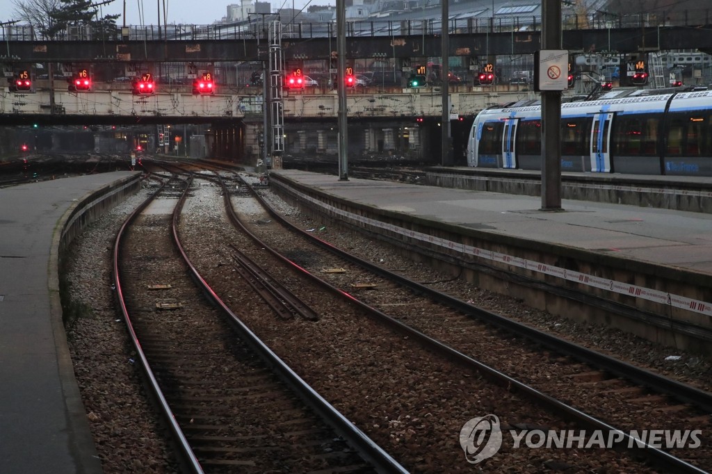 佛 '연금개편' 총파업에 빨간불 켜진 기차역