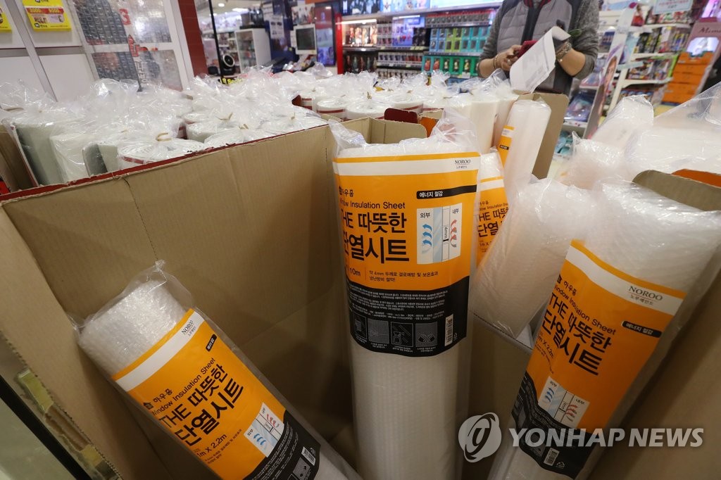 휑한 방한용품 진열대