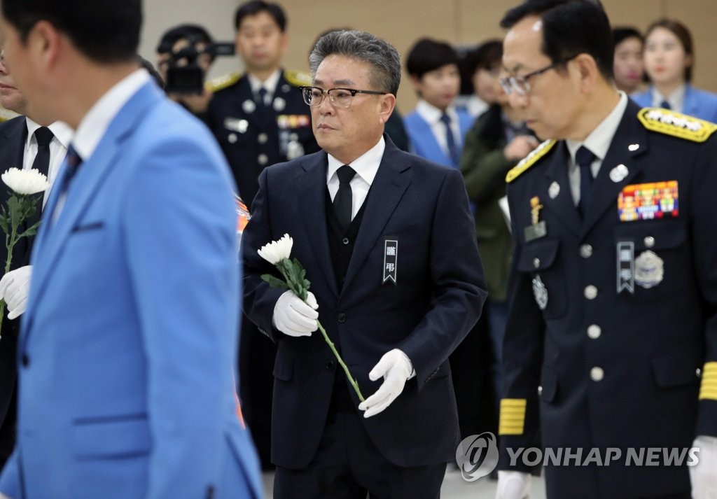 숨진 소방대원들에게 헌화하는 김병수 울릉군수