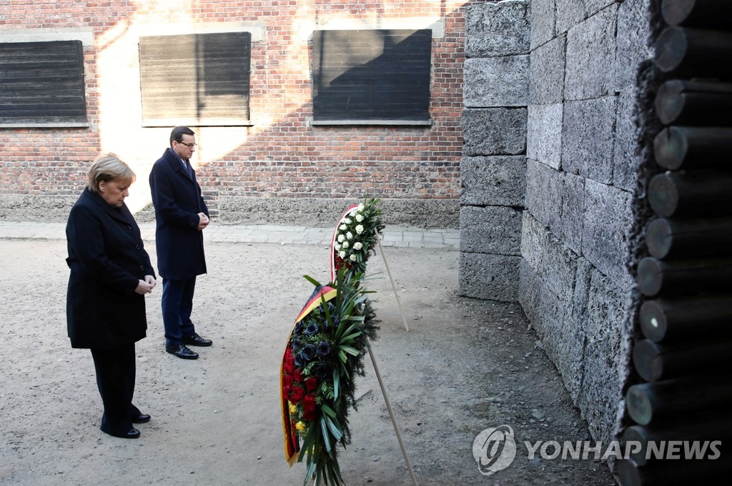 아우슈비츠 수용소에서 헌화하는 메르켈 총리