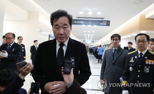 취재진 질문에 답하는 이낙연 총리