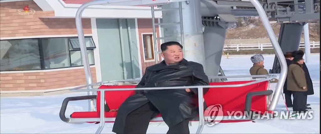 El líder norcoreano sobre un telesquí El líder norcoreano sobre un telesquí