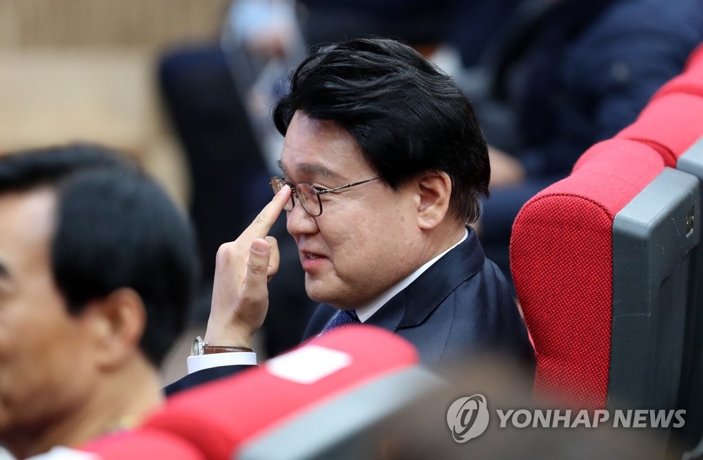 생각에 잠긴 황운하 청장