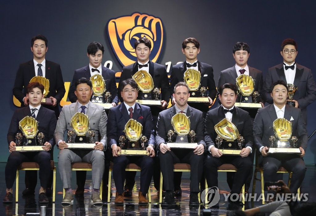 Winners of the 2019 Golden Glove Awards pose for pictures after the ceremony at COEX in Seoul on Dec. 9, 2019. (Yonhap)