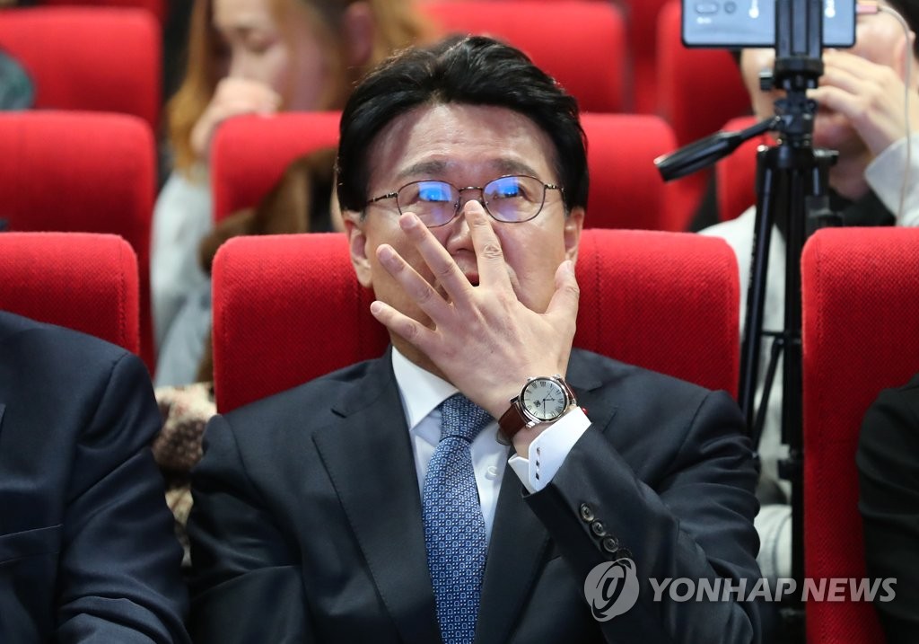 안경 고쳐 쓰는 황운하 청장