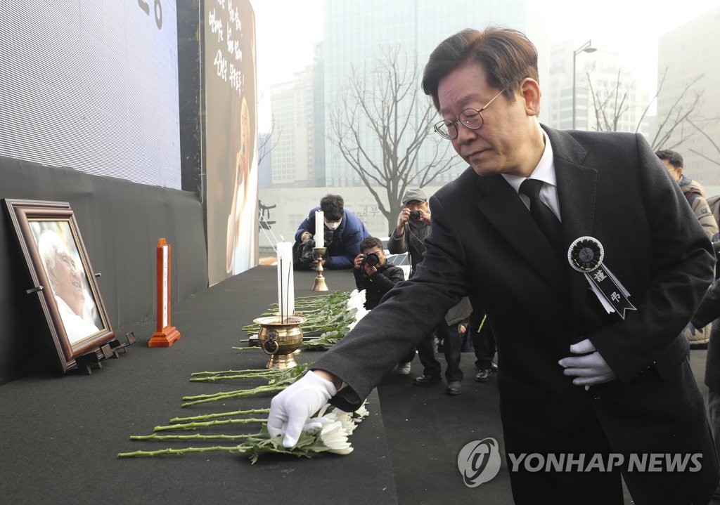 헌화하는 이재명 경기지사