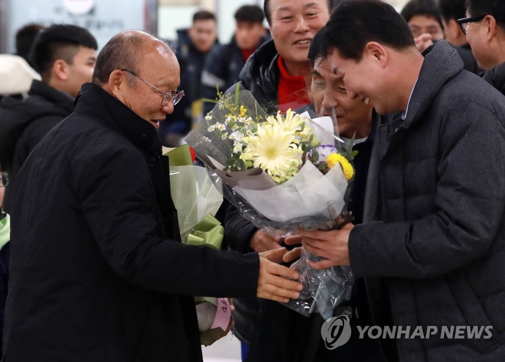 축하 꽃다발 받는 박항서