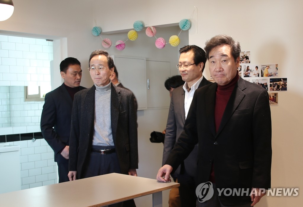 '로컬라이즈 군산' 내부 살펴보는 이낙연 총리
