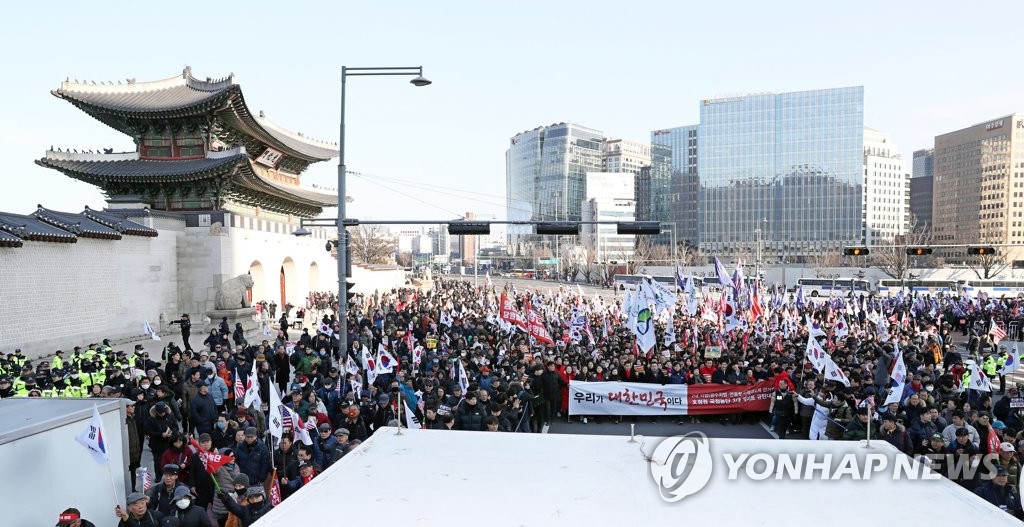 청와대 방향으로 행진하는 자유한국당