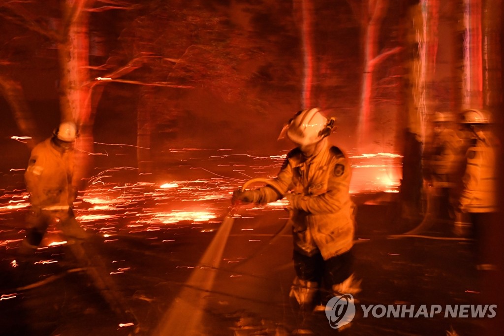 호주 뉴사우스웨일스주 산불 진화 작업
