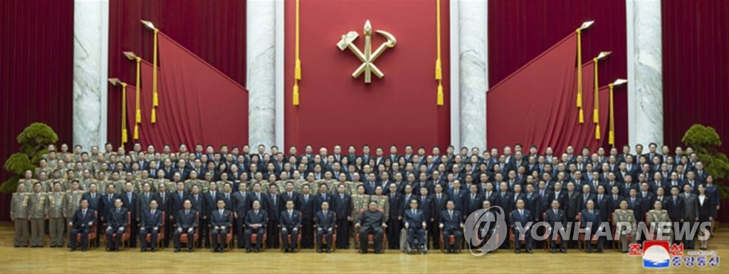 김정은 북한 국무위원장과 기념촬영하는 전원회의 참석자들