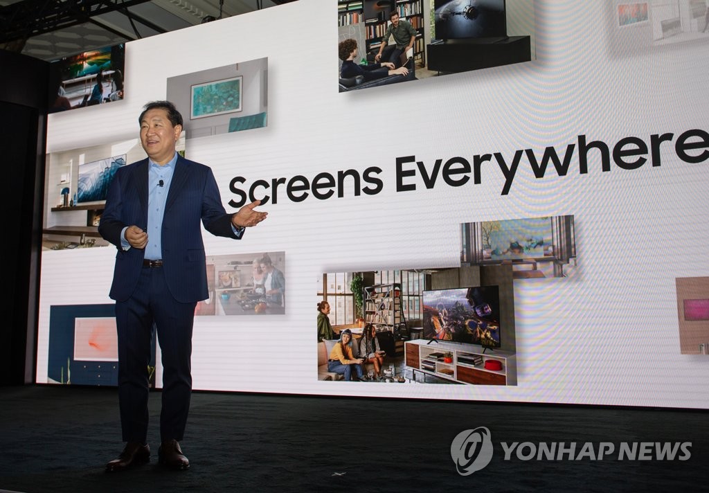Han Jong-hee, president of Visual Displays at Samsung Electronics Co., speaks at the company's Samsung TV First Look 2020 event in Las Vegas, Nevada, on Jan. 5, 2020, two days ahead of the Consumer Electronics Show. (Yonhap)