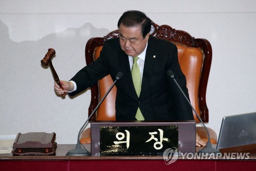 본회의 개의 선언하는 문희상 국회의장
