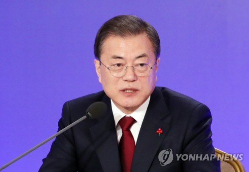 질문에 답하는 문 대통령
