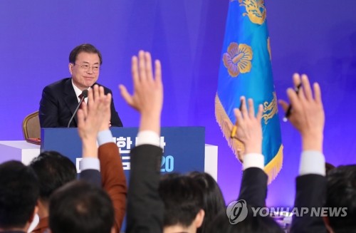 문 대통령을 향한 질문 세례
