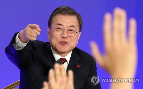 문 대통령, "질문 받겠습니다"