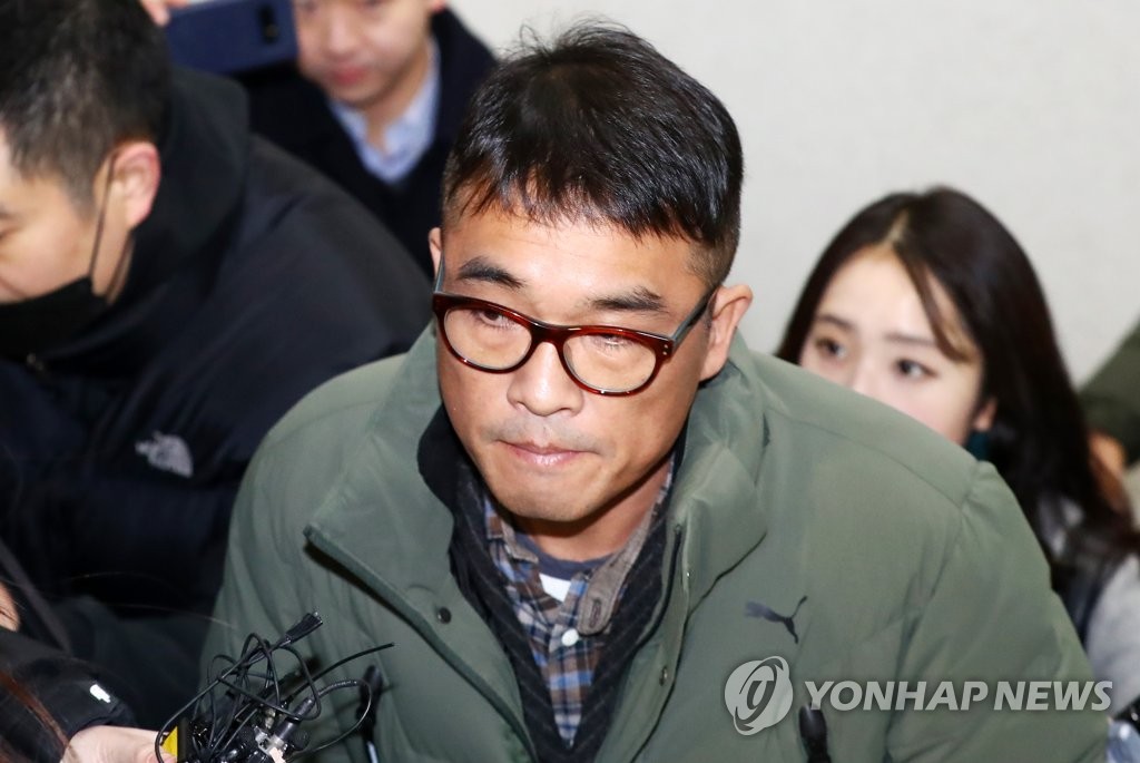 가수 김건모 성폭행 혐의 조사 위해 경찰 출석