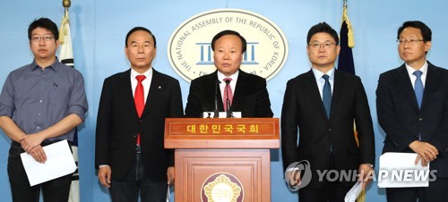 주택공약 발표 기자회견하는 자유한국당