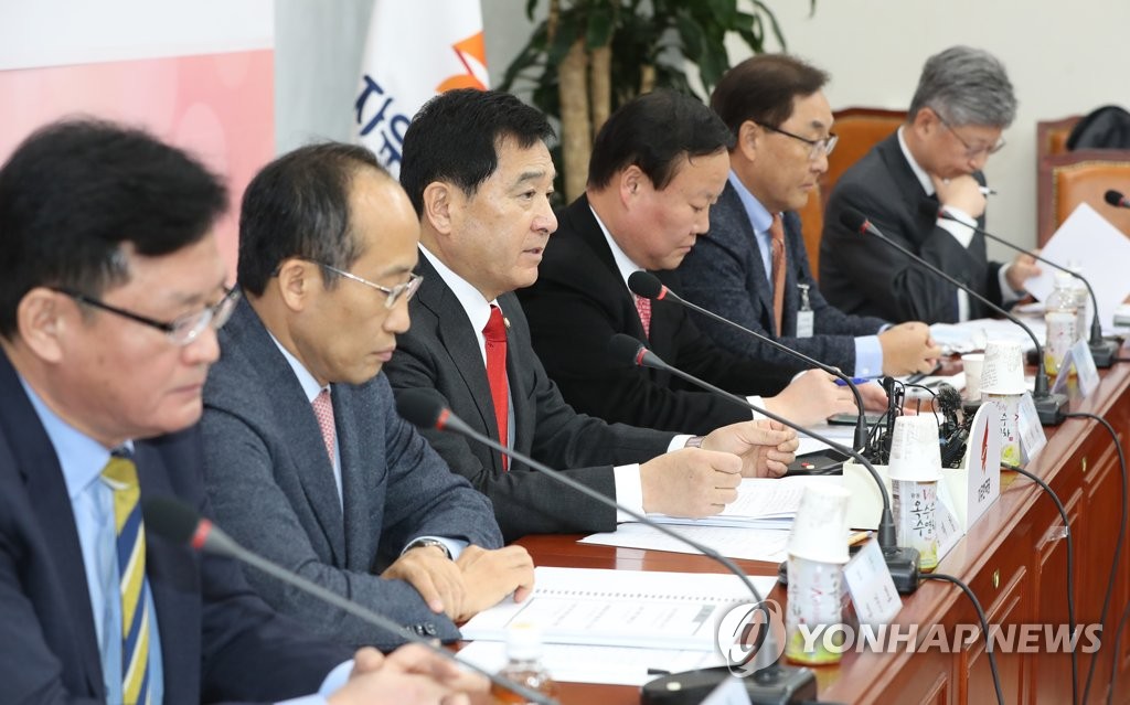 정부 경제정책 전문가 간담회 참석한 한국당 심재철 원내대표