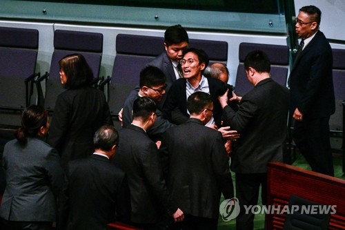 강제 퇴장 당하는 홍콩 민주파 의원