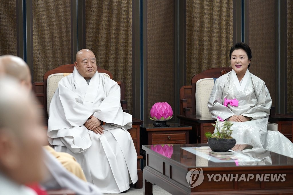 김정숙 여사, 불교계 지도자들과 차담회