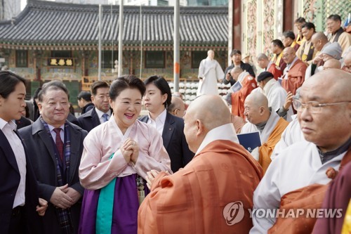 불교지도자 신년 법회 참석한 김정숙 여사