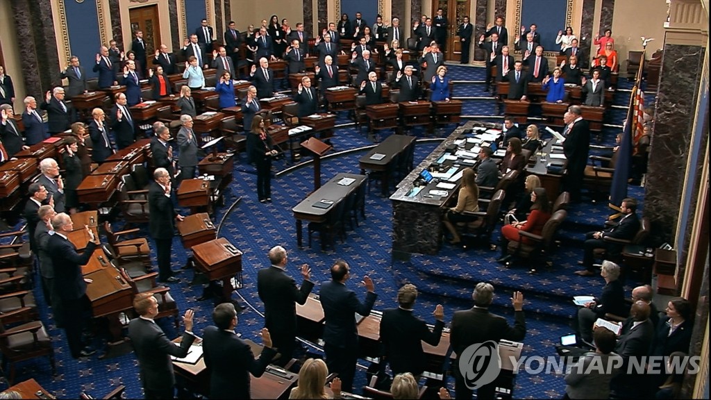 지난 16일 탄핵 심판 선서하는 미 상원의원들