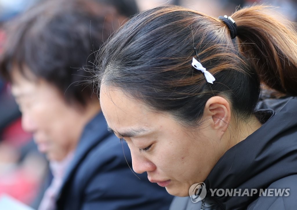 슬픔에 잠김 가족