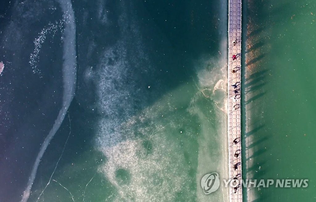 꽁꽁 얼어붙은 강 위를 걷다