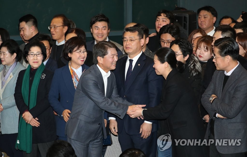 마중나온 의원들 만난 안철수